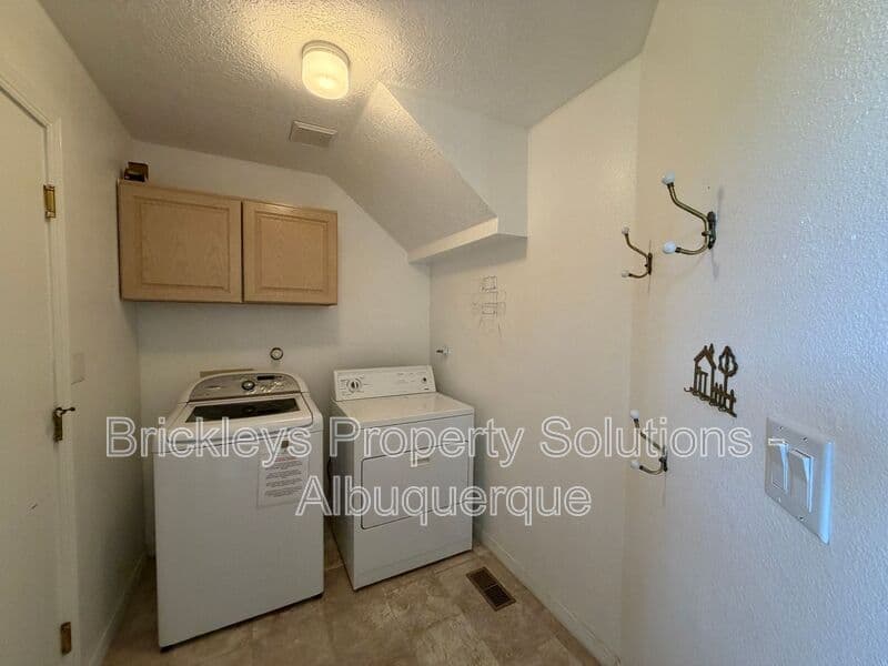 Albuquerque House: 6517 Glen Oak NE
