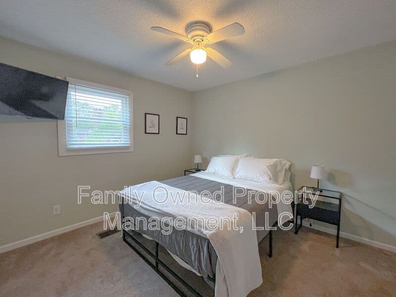 Summerville House: 806-B N Magnolia St