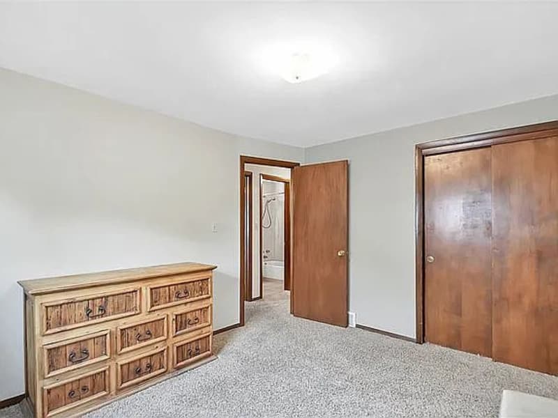 Ashwaubenon House: 2217 Barberry Lane