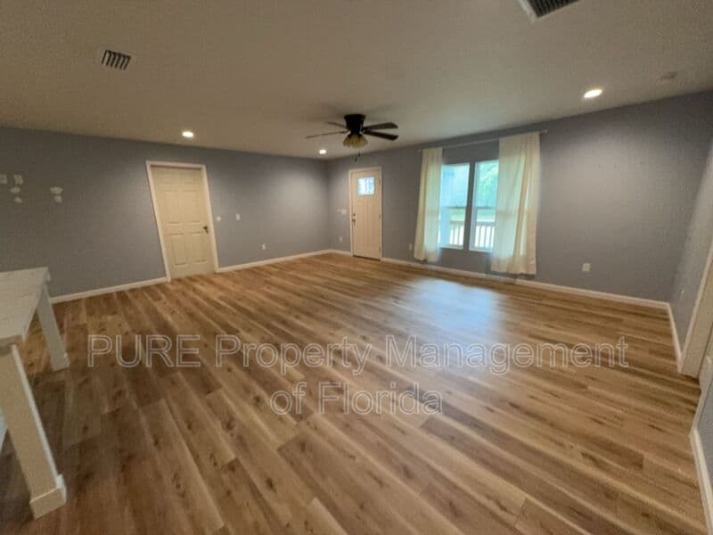 Williston House: 11330 NE 66th Lane