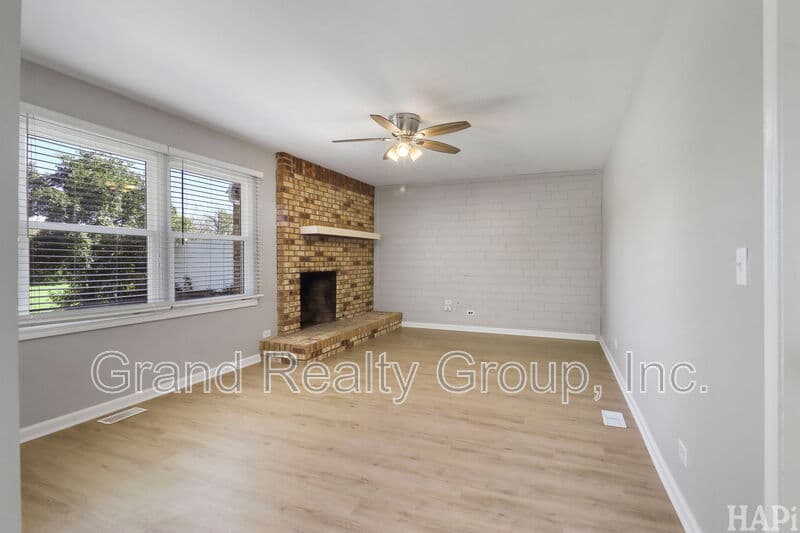 Vernon Hills House: 507 Exeter Place