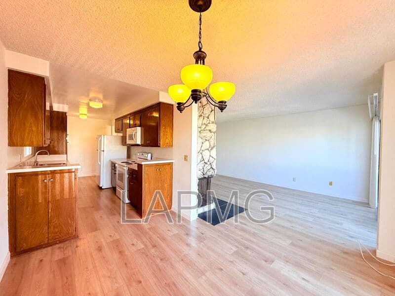 Los Angeles House: 1275 Barry Avenue