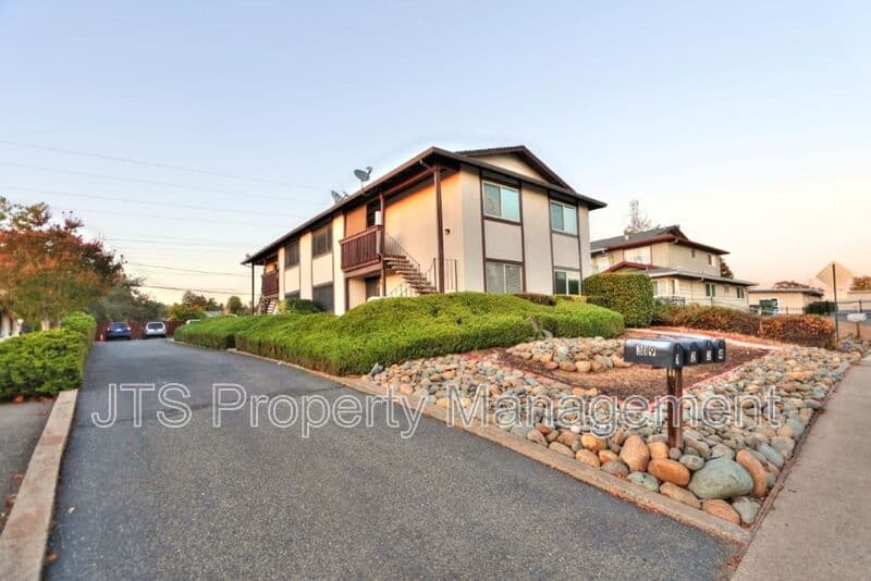 Folsom House: 319 Montrose Drive
