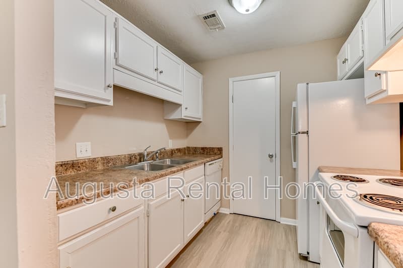 Augusta Condo: 2515 Center West Parkway - 9O