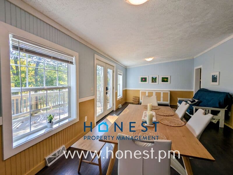 West Gardiner House: 107 Woodland Dr