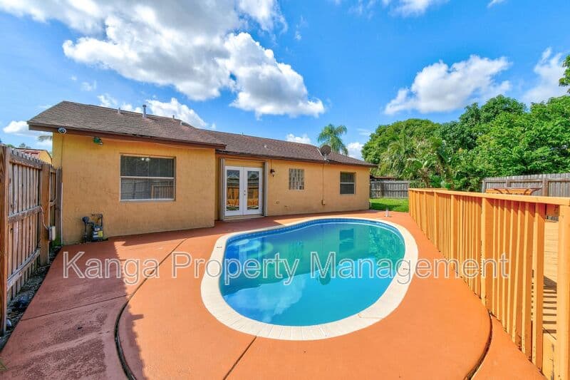 Greenacres House: 6126 Wauconda Way E