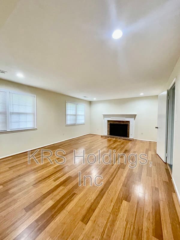 Woodbridge House: 11969 Dolly Madison Cir