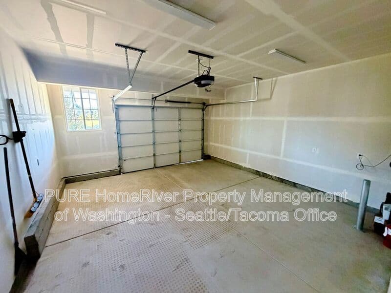 Lacey House: 5445 50th Loop SE