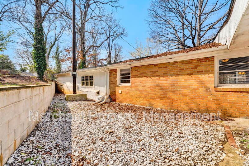 Greenville House: 17 Miracle Drive