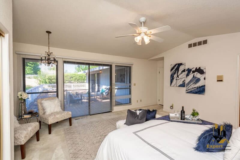 Newcastle House: 1811 Oak Terrace