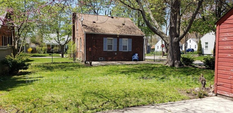 Pontiac House: 271 Dick Ave