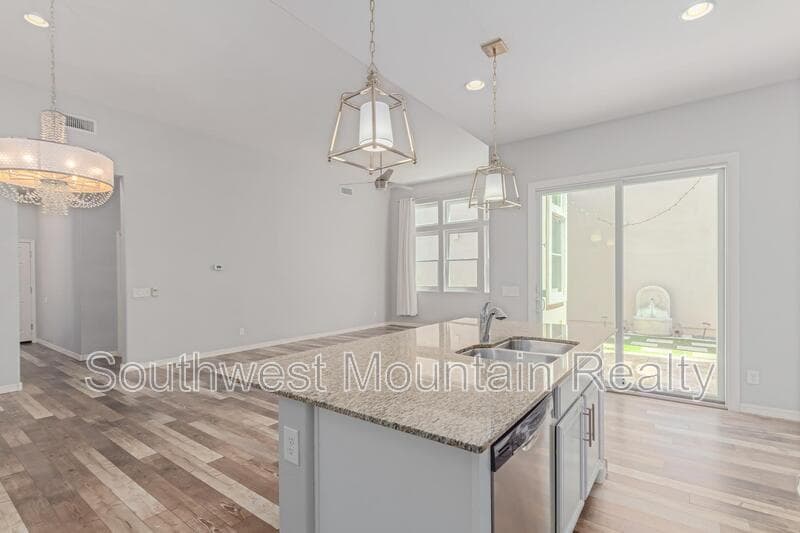 Gilbert House: 2244 S Annie Ln