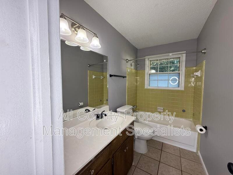 West Columbia House: 3136 Woodsen Cir
