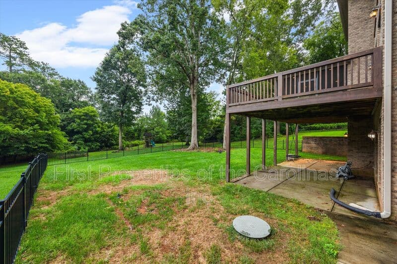 Lake Wylie House: 334 Stone Cliff Lane