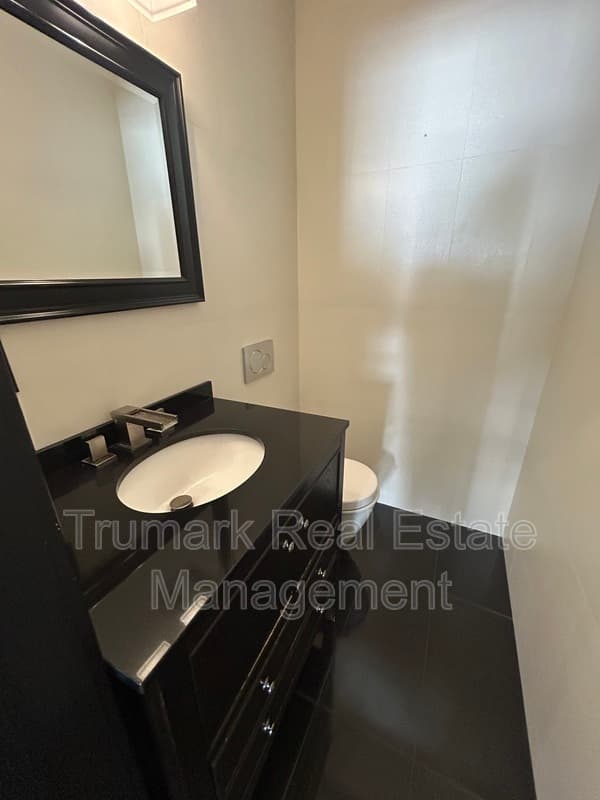Studio City Condo: 12426 Moorpark St