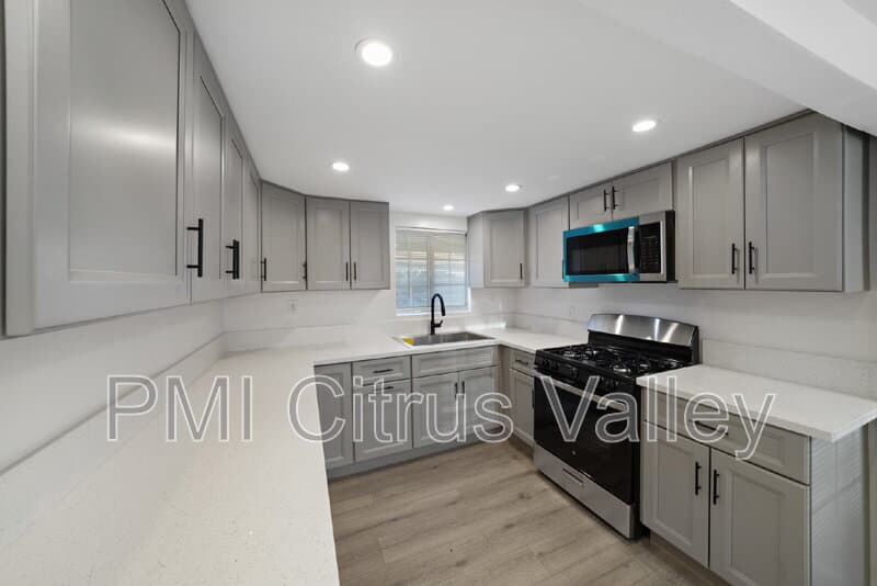 San Jacinto House: 359 East 1st Street