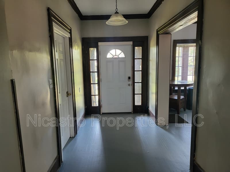 Columbus House: 226 E 16th Avenue