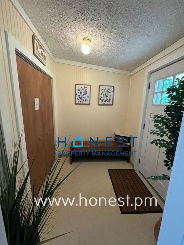 West Gardiner House: 107 Woodland Dr