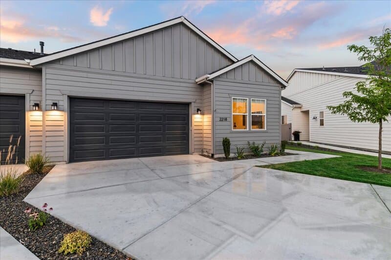 Star Townhome: 2218 North Leatherwood Avenue