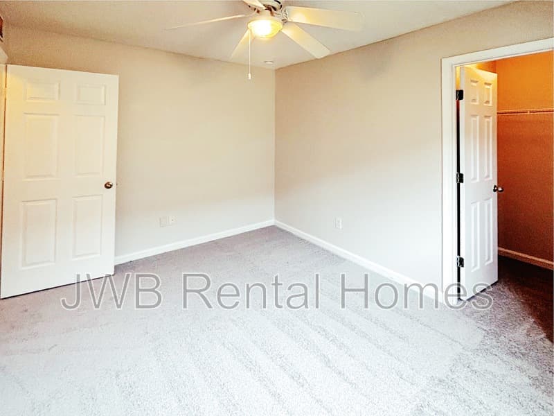 Jacksonville House: 8424 India Ave