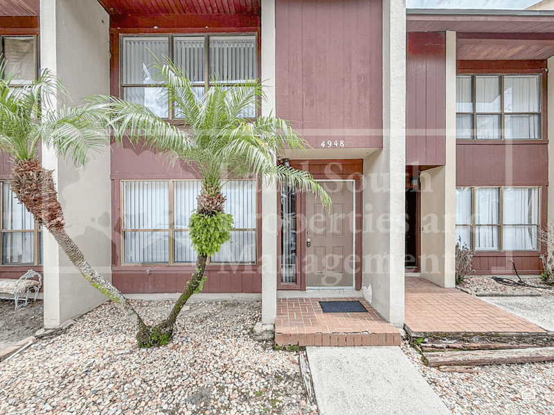 Lakeland House: 4948 Market Square