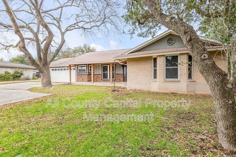 San Marcos House: 112 W Mimosa Cir