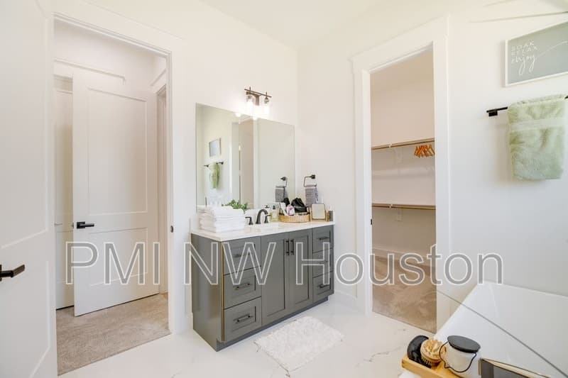 Houston House: 4706 Market St