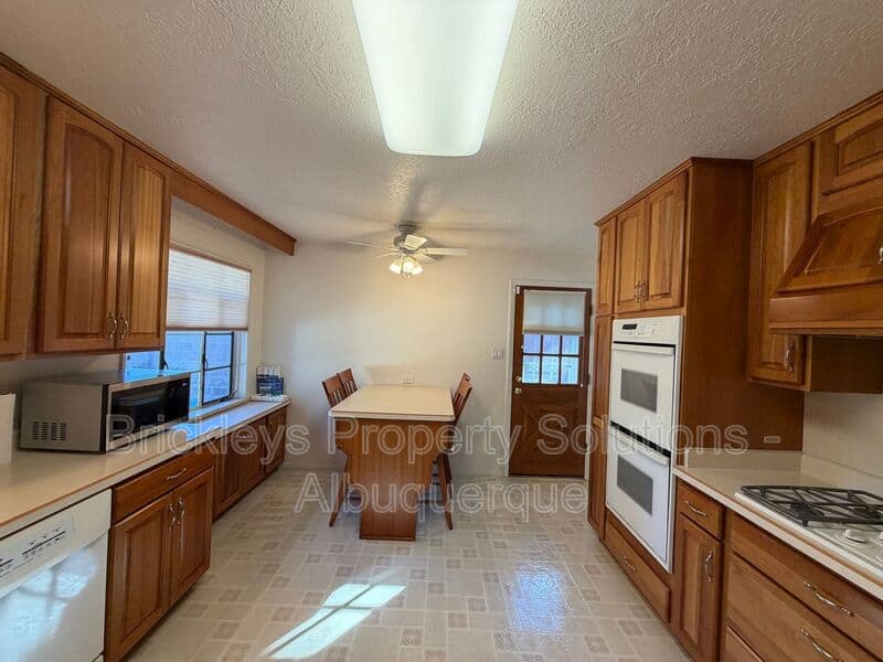 Albuquerque House: 7121 Edwina Ave NE