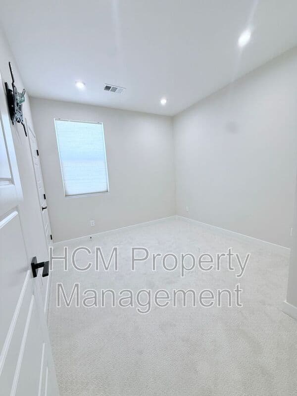 Anaheim House: 1211 W Bushell St