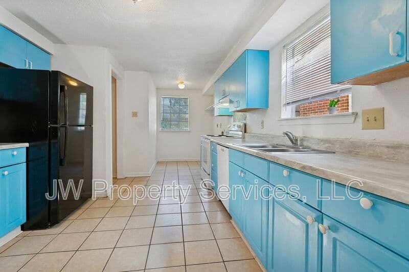 Metairie House: 2512-2514 Caswell Ln