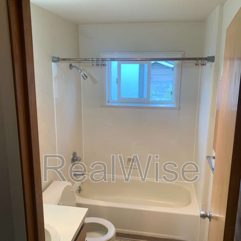 Grants Pass Townhome: 2170 NW N Hill Dr