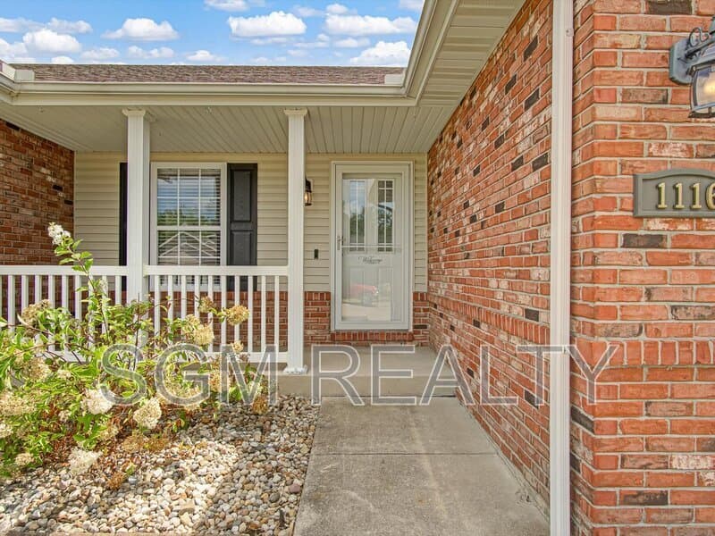 Waterloo House: 1116 Maplewood Ln
