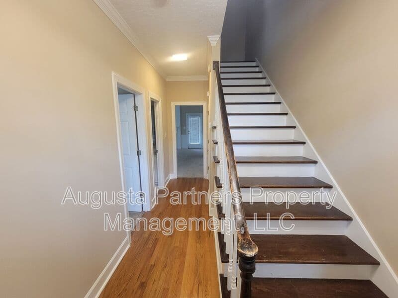 Martinez House: 288 Wakefield Ln S