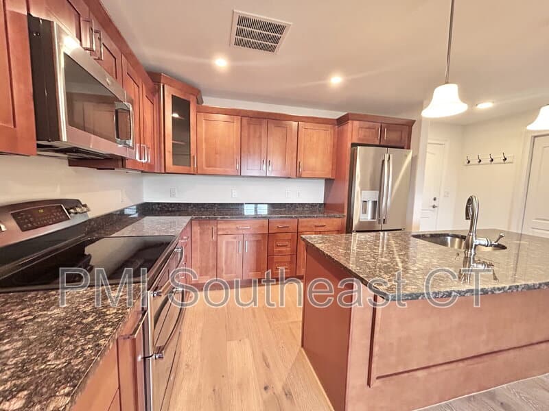 New London Condo: 461 Bank Street