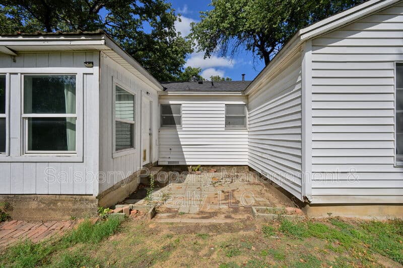 River Oaks House: 4833 Black Oak Lane