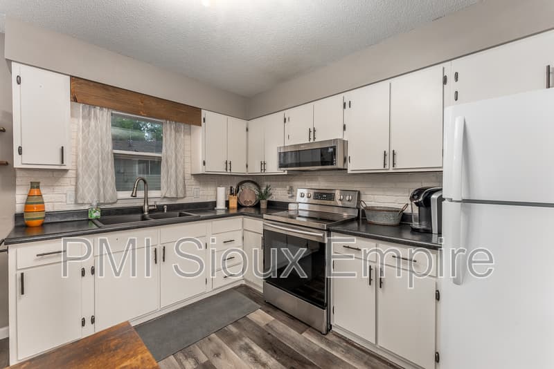 Sioux Falls Townhome: 842 S Southeastern Ave