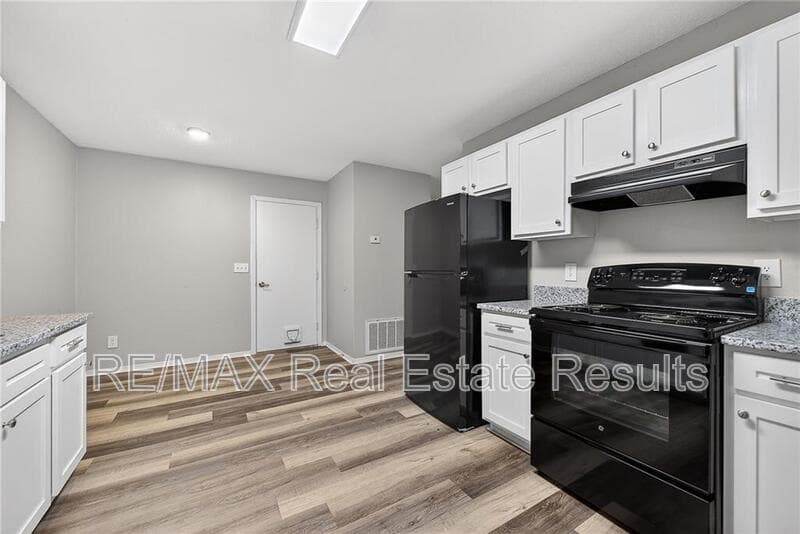 Fayetteville House: 4418 W Acoma St