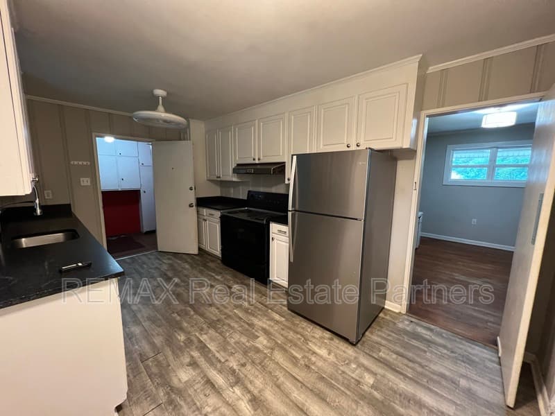 Hattiesburg House: 105 Rainbow Cir