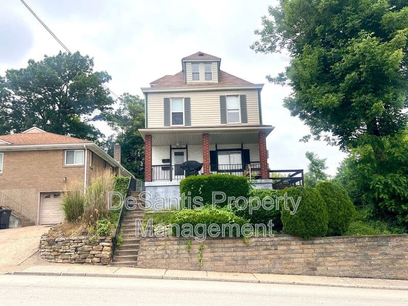 Ingram Condo: 1632 E Steuben Street