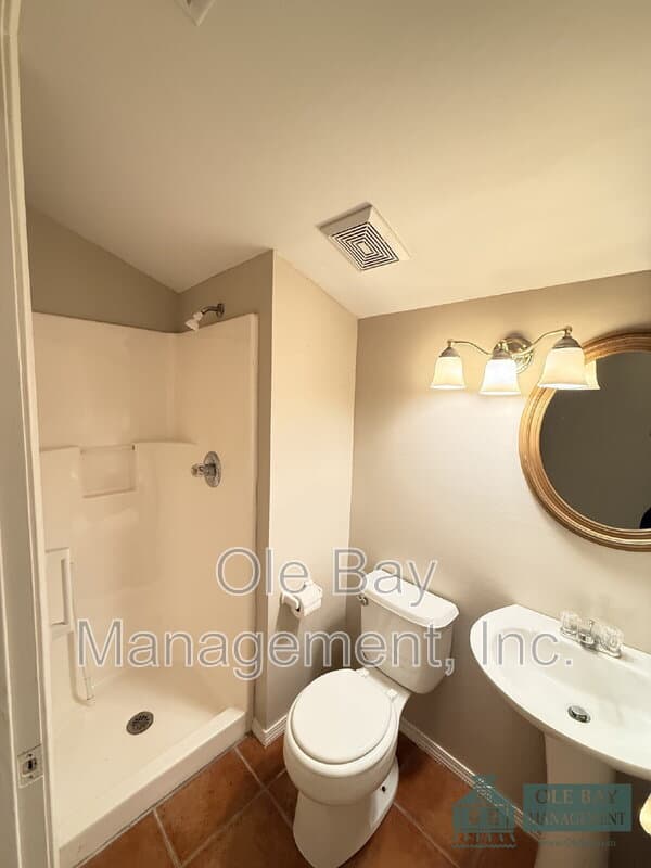 Mobile House: 108 Hilltop Dr E