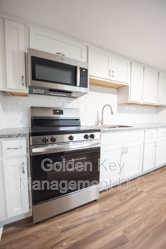 North Olmsted Condo: 5195 Dover Center Road - 2