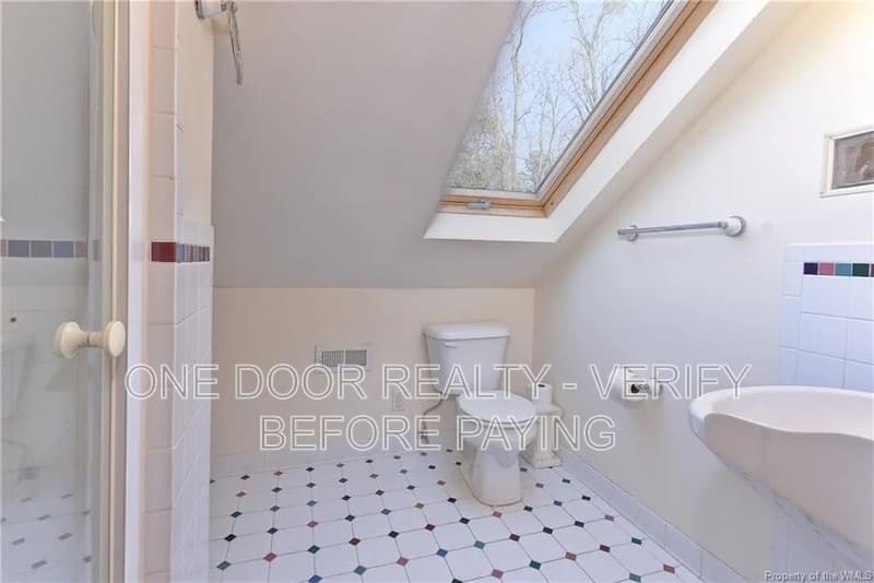 Williamsburg House: 207 Nelson Ave