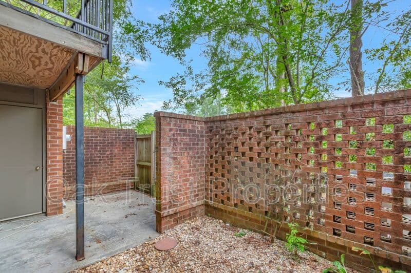 Summerville Townhome: 593 Travelers Blvd