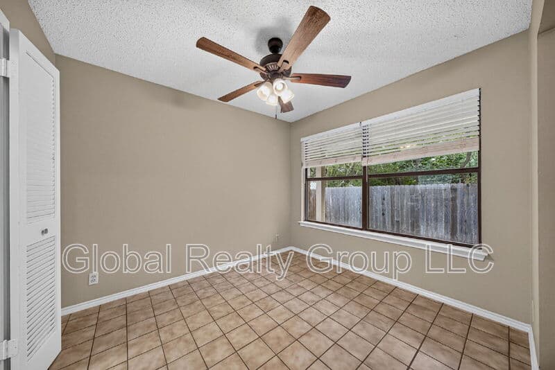 Universal City House: 118 Golden Way