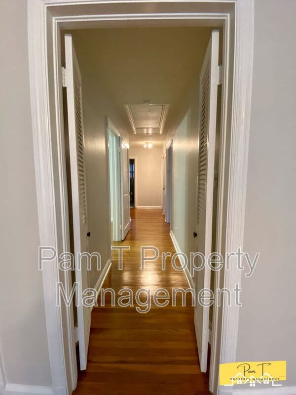Savannah House: 304 Columbus Dr