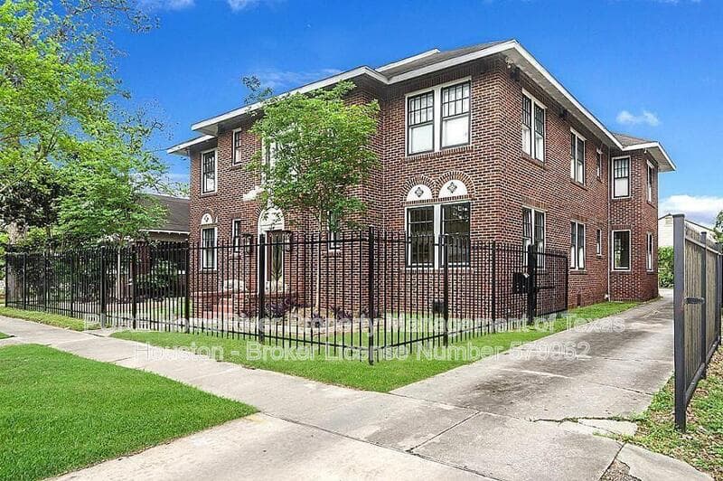 Houston House: 3812 La Branch St