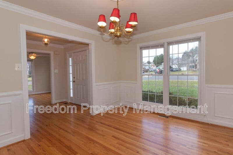 Warrenton House: 80 Brookshire Dr