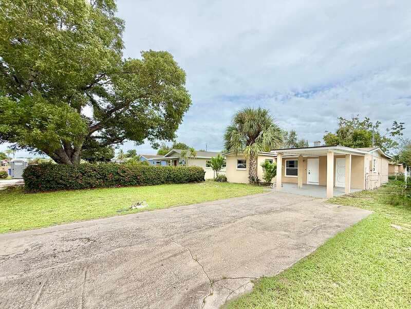 Fort Myers House: 2985 Saint Charles Street