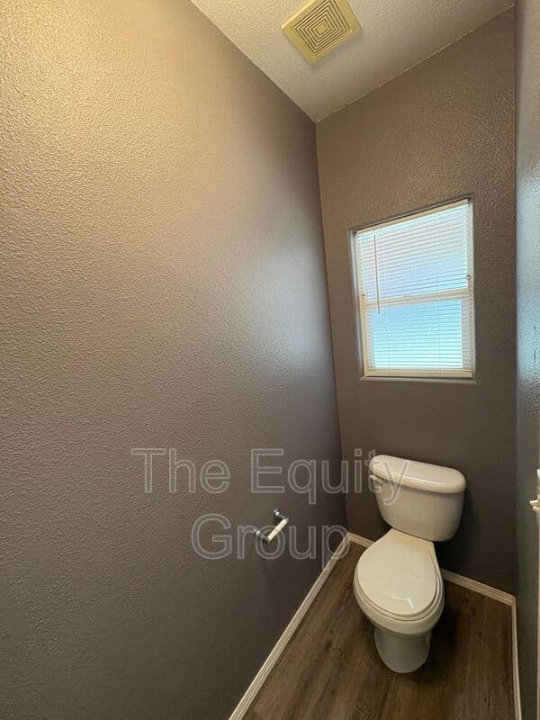 Visalia House: 2643 West Oakridge Ave