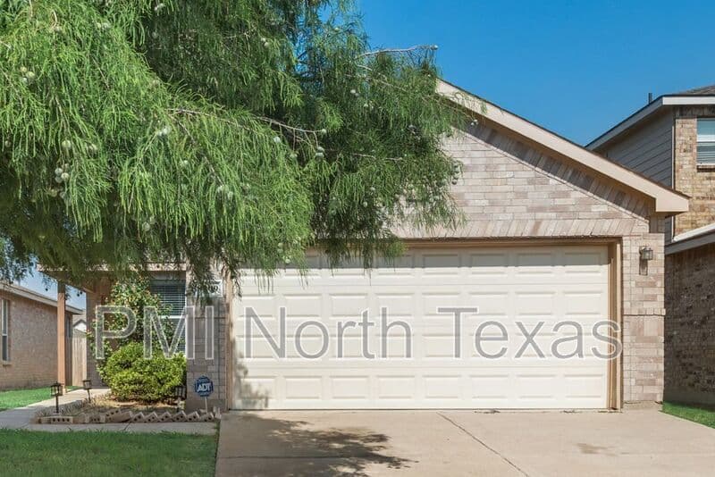Fort Worth House: 8809 Valley River Drive